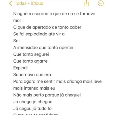 Ecrã de telemóvel com texto poético em português em aplicativo de notas