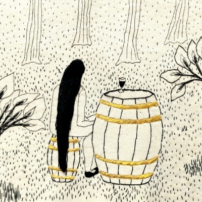 Desenho a tinta de pessoa sentada em barril com copo de vinho entre plantas e árvores.