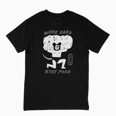 T-shirt preta com estampado branco de figura estilizada de rato e textos motivacionais.