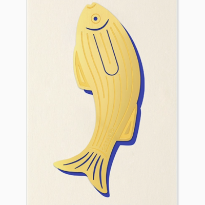 Marcador de livros dourado em forma de sardinha sobre cartão branco com texto OCTAEVO e SARDINE BOOKMARK