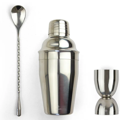 conjunto de bar inox com coqueteleira, colher longa e medidor em fundo branco