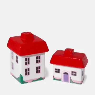Saleiro e pimenteiro em forma de casas brancas com telhados vermelhos