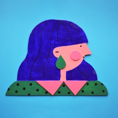 Ilustração colorida de mulher com cabelo roxo e brinco verde