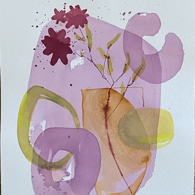 Pintura abstrata em aquarela com formas em roxo, verde, amarelo e laranja e flores. 