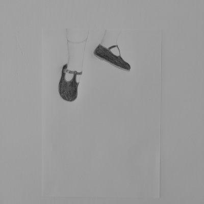 Desenho a lápis de ténis pretos com alças em papel branco numa parede cinzenta