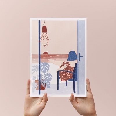 Ilustração mulher cabelos azuis em cadeira azul na varanda com plantas e pôr do sol