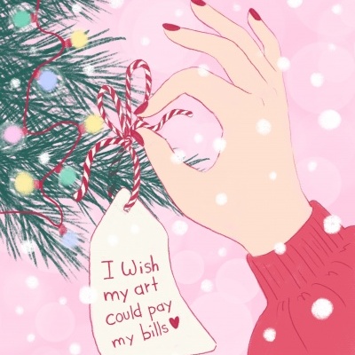 Mão segurando etiqueta com mensagem pendurada em árvore de Natal decorada.