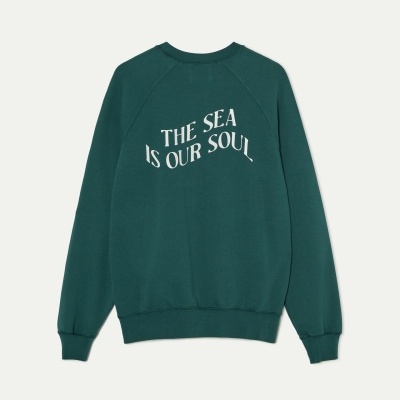 Sweatshirt verde escuro com texto branco THE SEA IS OUR SOUL