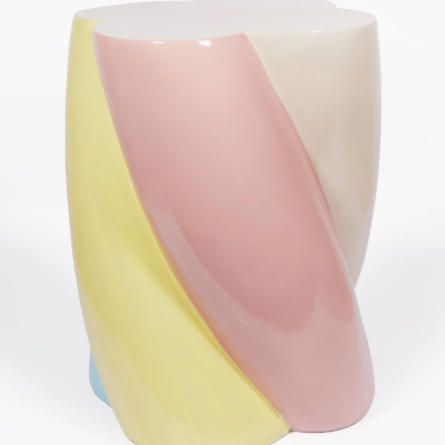 Mesa de apoio ou banco de cerâmica colorida com padrão ondulado