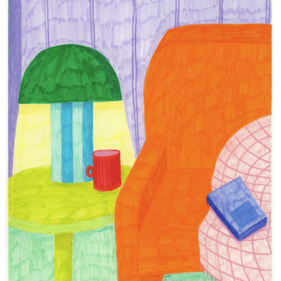 Cadeira laranja, pufe branco com padrão vermelho, livro azul, mesa verde, lâmpada azul e verde e caneca vermelha