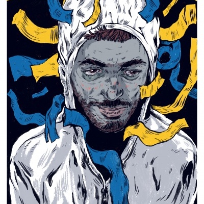 Homem com capuz branco e fitas azuis e amarelas entrelaçadas em fundo escuro.