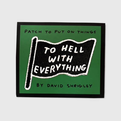 Patch bordado preto e branco com texto em fundo verde