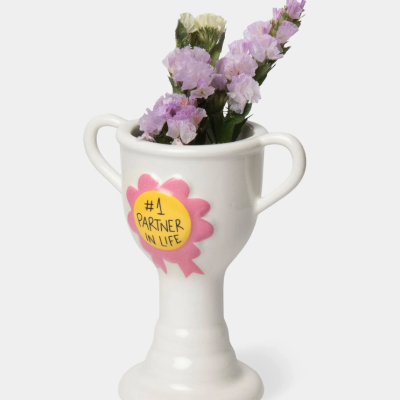 Vaso branco em forma de troféu com selo rosa #1 PARTNER IN LIFE e flores lavanda