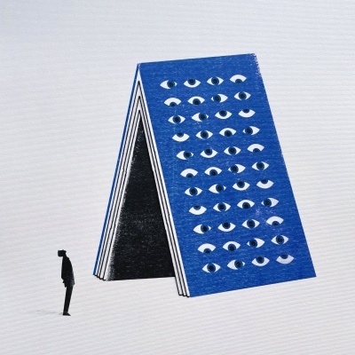 Pessoa em silhueta junto a uma estrutura azul com desenhos de olhos