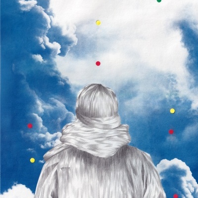 Pessoa de costas com casaco e cachecol cinzentos olhando para um céu azul com nuvens e pontos coloridos