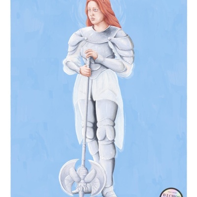 Mulher de armadura cinza segurando machado em fundo azul claro