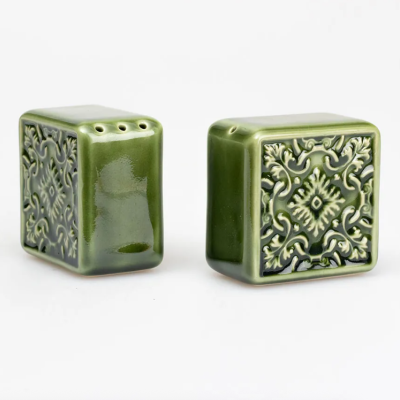 Par de saleiros e pimenteiros verdes em cerâmica com padrões decorativos em relevo.