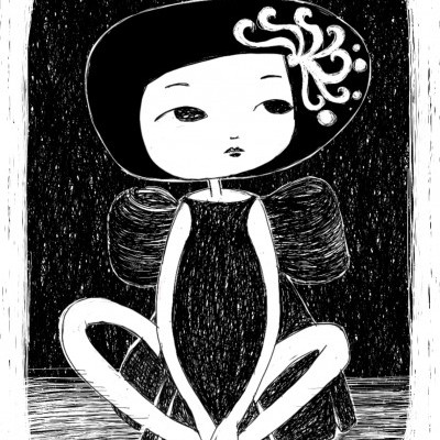 Ilustração preto e branco de figura humana sentada com pernas cruzadas e cabelo decorado