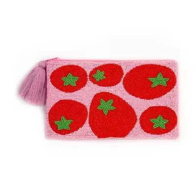 Carteira rosa com pompom e padrão de tomates em contas vermelhas e verdes