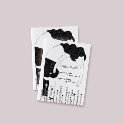 Dois blocos de papel com ilustração preta e branca de mulher e flores