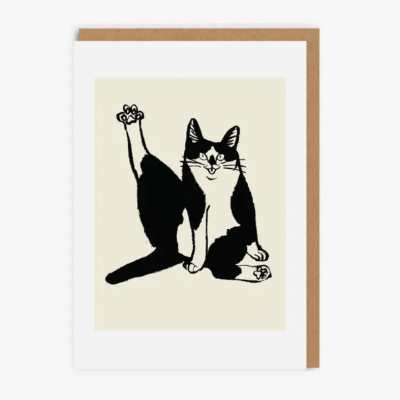 Cartão postal com ilustração de gato preto e branco sentado com pata levantada.