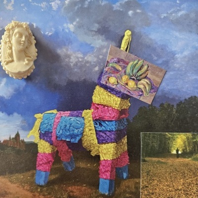 Piñata colorido com pintura de frutos e escultura de rosto em fundo azul nublado
