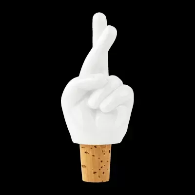 Tampa de garrafa em cortiça com mão branca de dedos cruzados