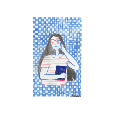 Ilustração de mulher com t-shirt às riscas, a segurar livro azul em fundo xadrez azul e branco