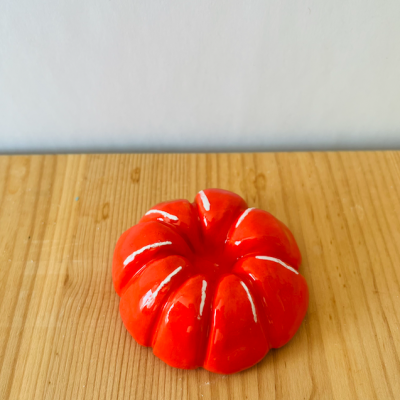 Molde de silicone para bolo laranja com segmentos em superfície de madeira