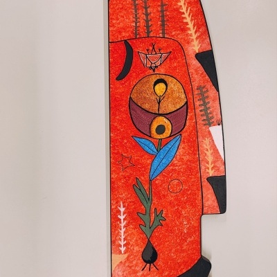 Escultura de madeira pintada com padrão abstrato colorido em fundo branco