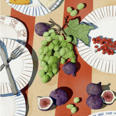 Placas com queijos, uvas verdes e figos roxos sobre superfície riscada em tons castanhos e bege