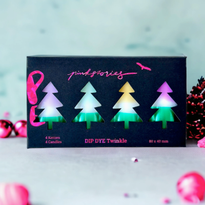 Caixa preta com quatro velas em forma de árvore de Natal multicoloridas