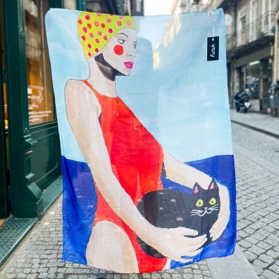 Manta com ilustração de mulher com fato-de-banho vermelho e gato preto