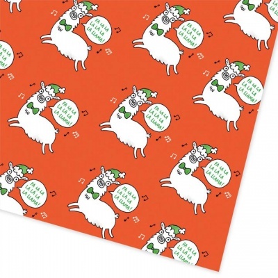 Papel de embrulho com padrão de lhamas natalícias e texto musical em fundo laranja