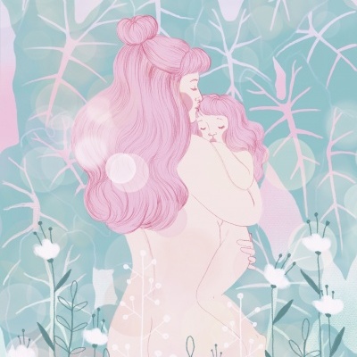 Ilustração de mulher e criança com cabelo rosa rodeadas por plantas e flores