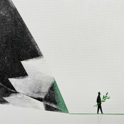 Ilustração minimalista de uma pessoa com um ramo perante uma forma triangular abstrata.