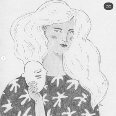 Desenho a preto e branco de mulher com padrão de figuras humanas na roupa segurando uma máscara branca