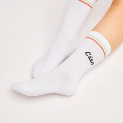 Meias brancas com riscas coloridas e texto 'Ciao'