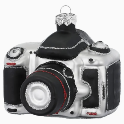 Ornamento de câmara fotográfica em vidro prateado e preto com detalhes em glitter.