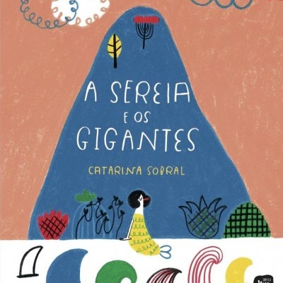 Capa de livro A SEREIA E OS GIGANTES com ilustração de montanha azul, sereia amarela e formas coloridas de ondas