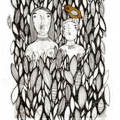 Desenho estilizado a preto e branco de duas pessoas entre folhas, com um pássaro amarelo na cabeça.