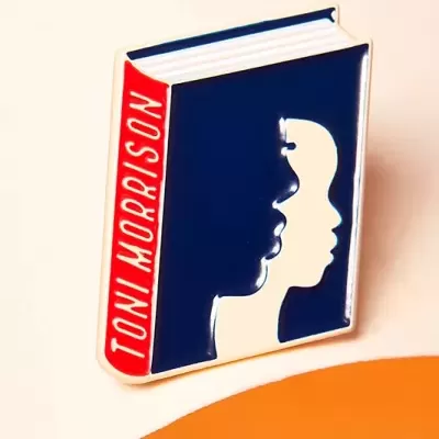 Pin formato livro com TONI MORRISON e silhuetas humanas