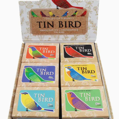 Caixa com seis embalagens coloridas de TIN BIRD mostrando vários pássaros ilustrados