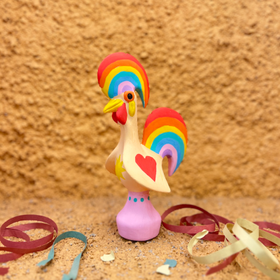 Galo de Barcelos decorativo em madeira com cores vibrantes e padrão de arco-íris