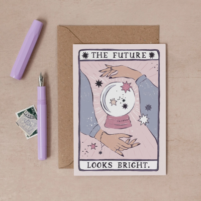 Cartão postal ilustrado com envelope castanho, caneta tinteiro lilás e selos antigos sobre superfície clara