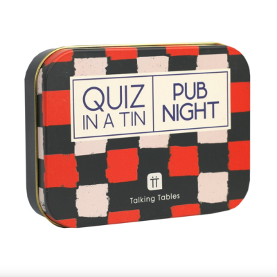 Lata metálica quadriculada vermelha, preta e branca com texto quiz in a tin pub night