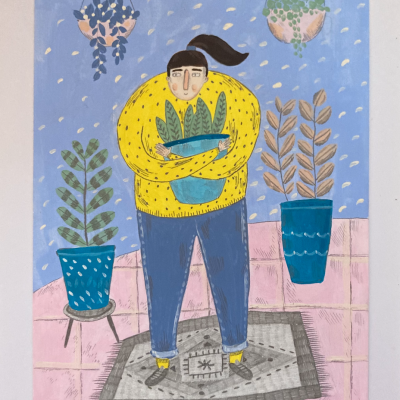 Ilustração de pessoa a segurar planta com vasos azuis em fundo azul e chão rosa