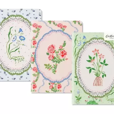 Cadernos com capas de tecido floral com bordados e texto Cath Kidston.