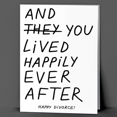 Cartão branco com texto manuscrito a preta sobre fundo cinzento.