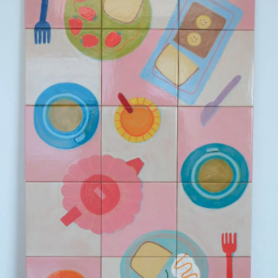 Painel decorativo de azulejos pintados com motivos de pequeno-almoço coloridos